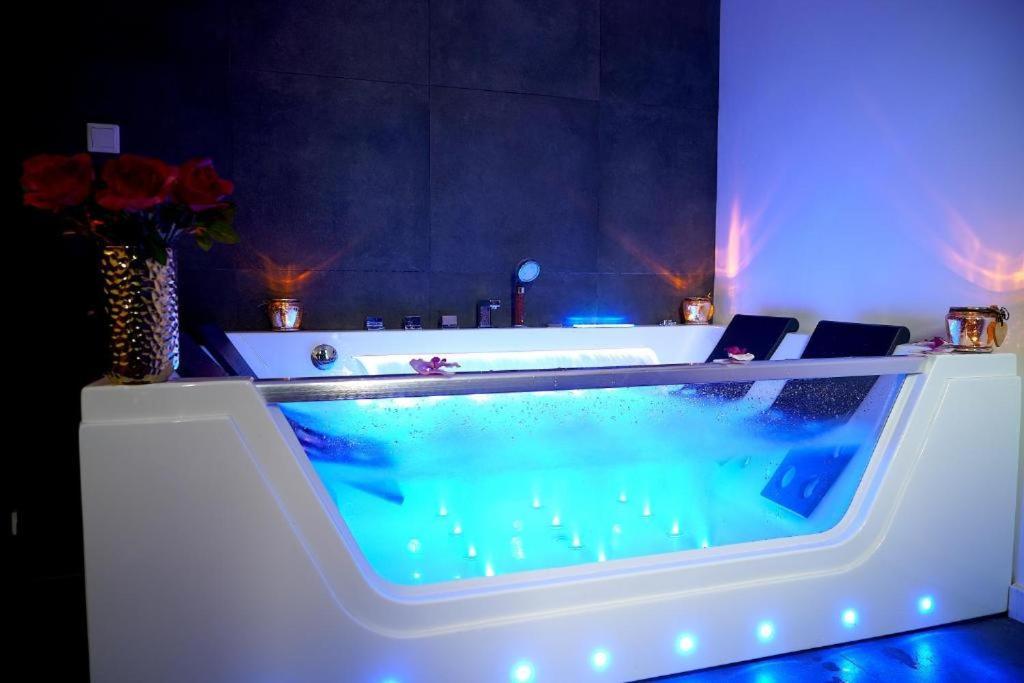 Relax Jacuzzi Apartment คราคูฟ ภายนอก รูปภาพ