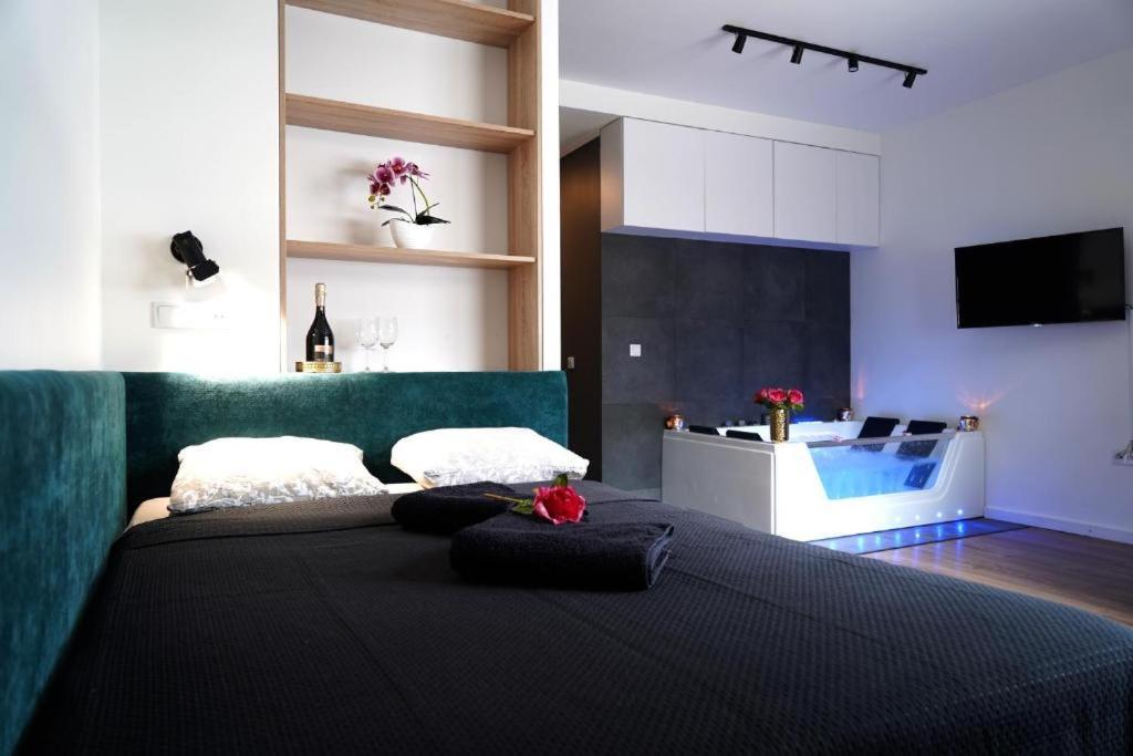 Relax Jacuzzi Apartment คราคูฟ ภายนอก รูปภาพ